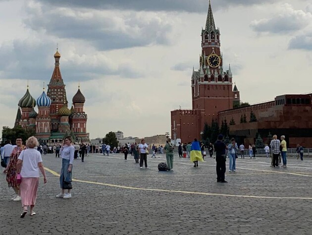 В Москве задержали девушку, которая вышла на пикет на Красную площадь, обернувшись украинским флагом
