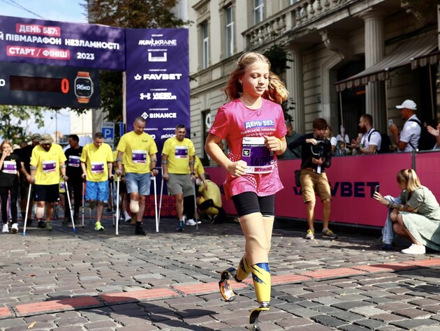 12-річна дівчинка, яка втратила обидві ноги через російський удар по вокзалу в Краматорську, взяла участь у півмарафоні у Львові