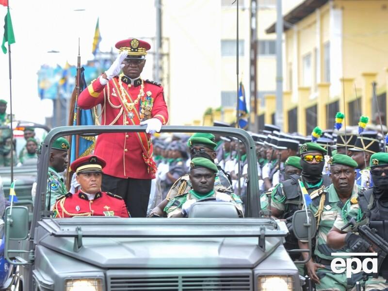 В Габоне военные, свергнувшие президента, привели к присяге генерала в качестве временного главы государства