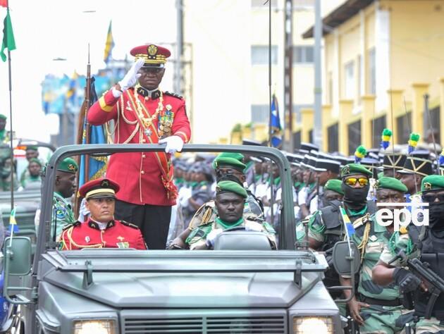 В Габоне военные, свергнувшие президента, привели к присяге генерала в качестве временного главы государства