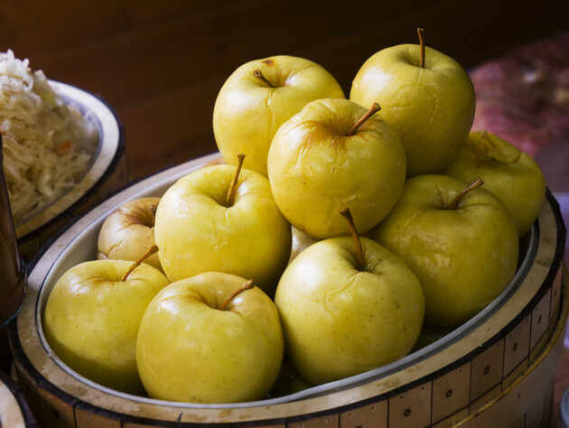 Як приготувати смачні квашені яблука. Точні пропорції солі, цукру й води
