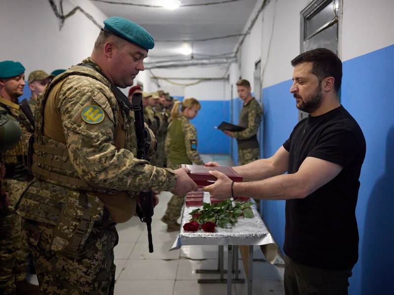 Зеленский посетил восемь боевых бригад в Донецкой области и наградил "Золотой звездой" командира 36-й бригады морской пехоты