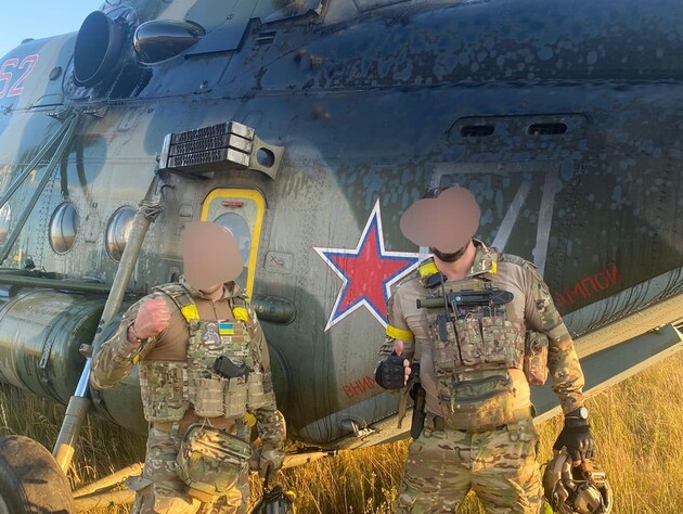 Захваченный российский вертолет Ми-8 в рабочем состоянии и уже в составе авиационного подразделения ГУР – военный