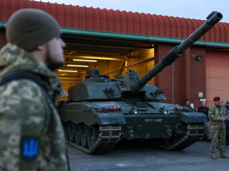 Глава міноборони Великобританії підтвердив, що росіянам вдалося знищити танк Challenger 2 в Україні. Екіпаж залишився живим. Відео