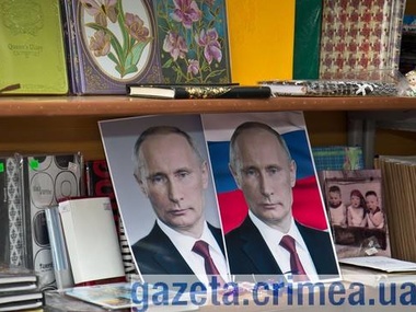 В симферопольские магазины завезли портреты Путина и карту России – без Крыма. Фоторепортаж