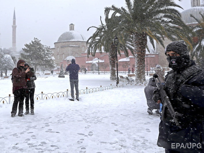 Турцию парализовали сильные снегопады, в Стамбуле местами выпало до 110 см снега