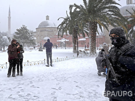 Турцию парализовали сильные снегопады, в Стамбуле местами выпало до 110 см снега