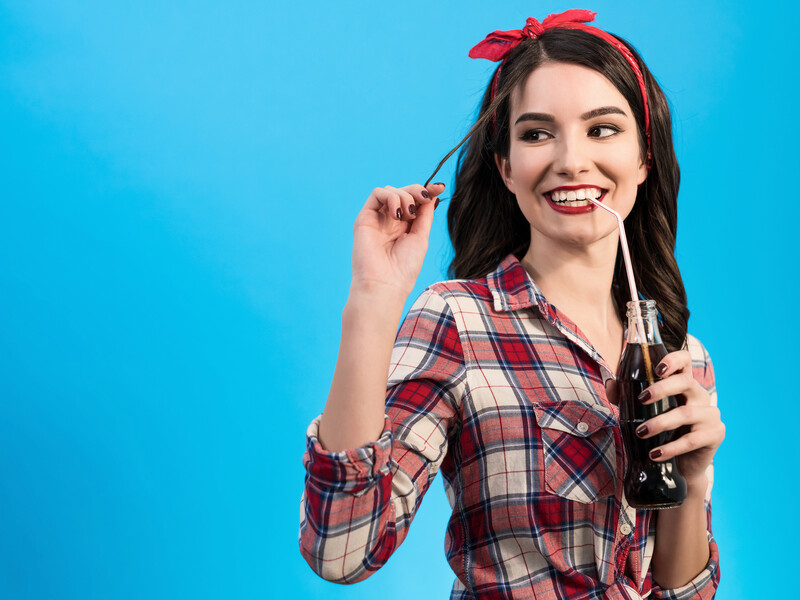 Cherry Cola. Блогерка показала, як зробити модний макіяж губ
