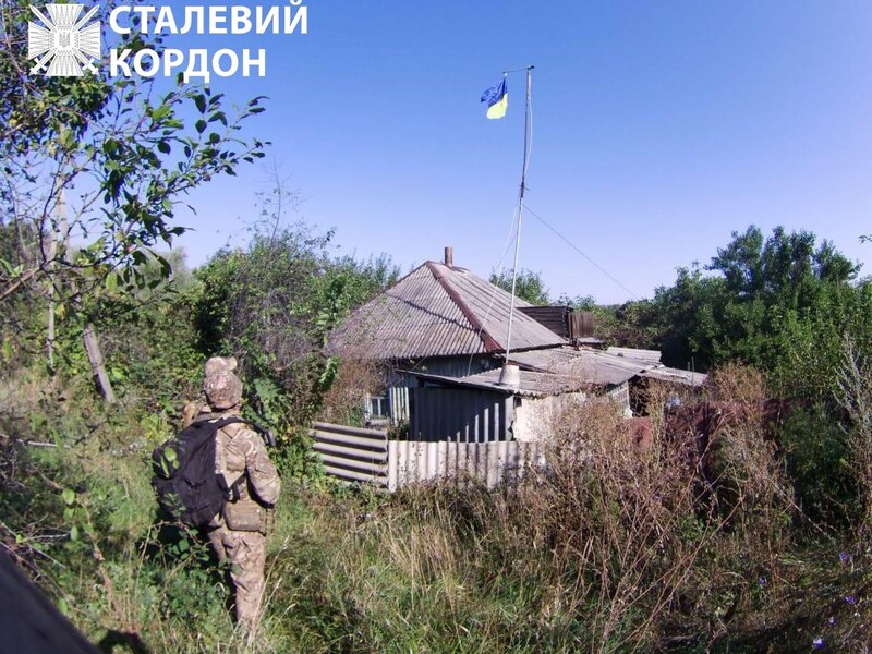 Бойцы "Гвардии наступления" подняли флаг Украины в двух селах в серой зоне на границе с РФ. Фото