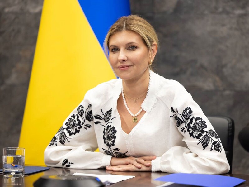 Первая леди Украины Зеленская в годовщину брака появилась на публике с новой прической. Фото до и после 