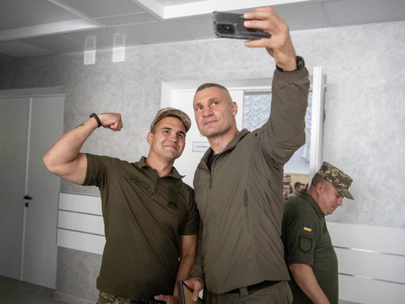 Кличко побывал в воинской части, получившей помощь из бюджета Киева на машины и саперное снаряжение