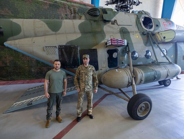 Зеленський і Буданов у День воєнної розвідки України сфотографувалися на тлі перегнаного з РФ вертольота Мі-8