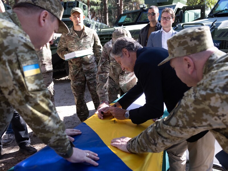 Второй день визита в Украину. Блинкен побывал у украинских пограничников, расписался на флаге и получил в дар крымское вино. Фото, видео