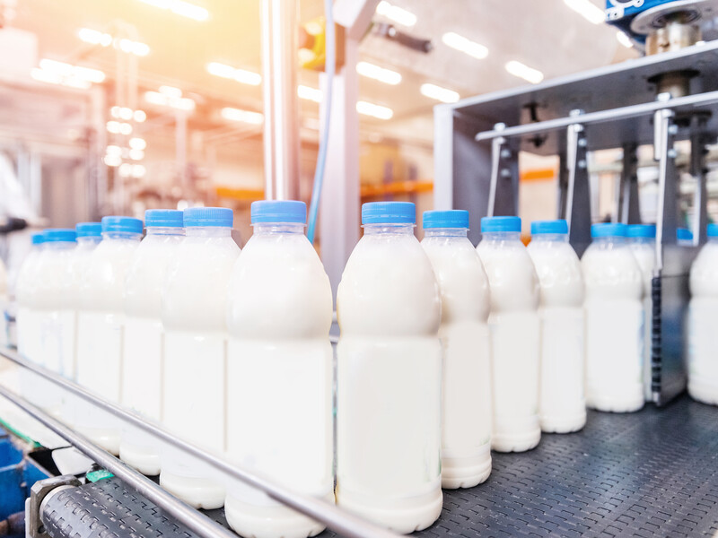Теневые производители используют миф, что молоко на полках магазинов – "из порошка" 