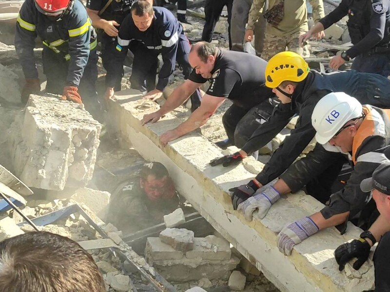 Клименко показал спасение полицейского из-под завалов в Кривом Роге. Фото 