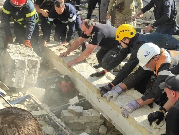 Клименко показав порятунок поліцейського з-під завалів у Кривому Розі. Фото