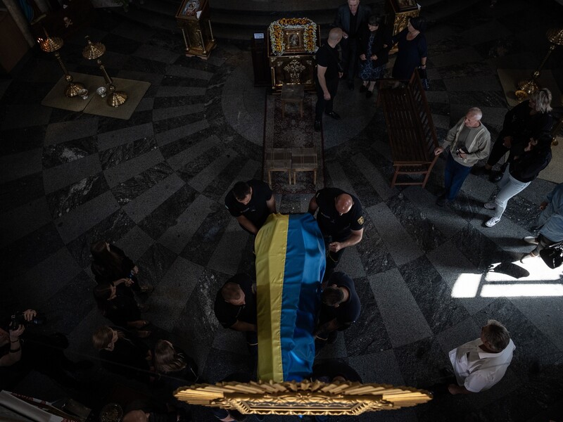 В Киеве попрощались со спасателем, который погиб в первый день полномасштабного вторжения России. Его тело искали полтора года. Фоторепортаж