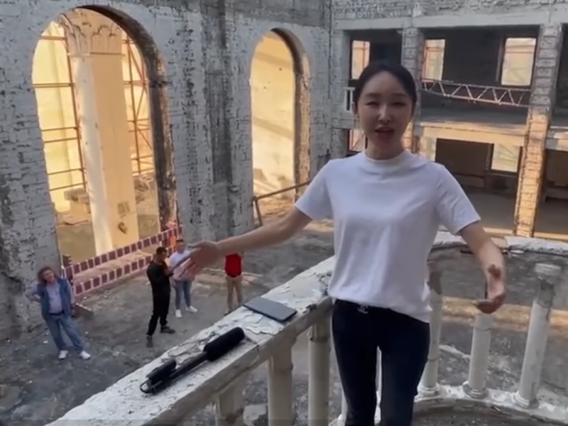 "Пример полной моральной деградации". Китайская вокалистка спела на руинах разрушенного россиянами драмтеатра Мариуполя, в МИД Украины отреагировали 