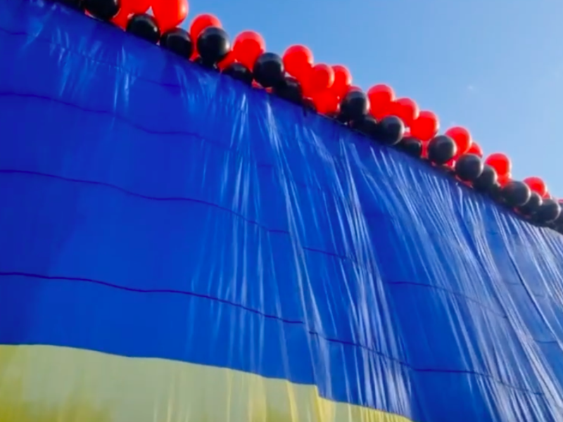 Военные и волонтеры запустили флаг Украины над Донецком. Видео