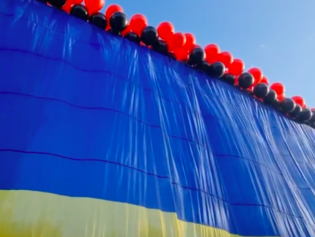 Військові та волонтери запустили прапор України над Донецьком. Відео