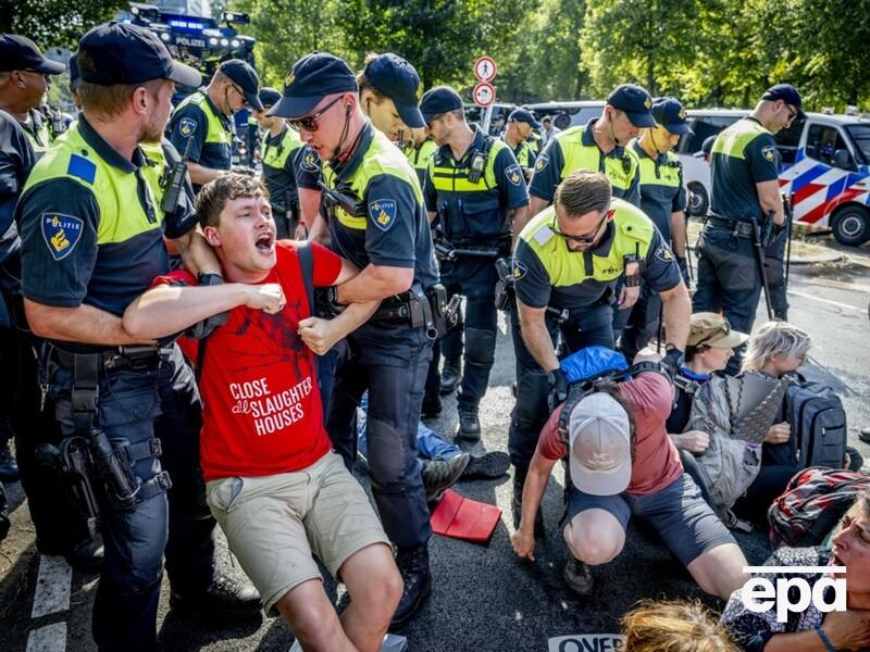 В Нидерландах климатические активисты два дня подряд блокировали автомагистраль, полиция задержала почти 3 тыс. человек