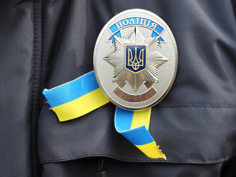 У Києві поліцейського поранили ножем