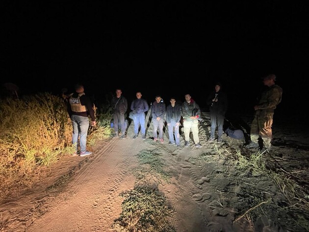 В Одесской области пограничники с помощью дрона задержали шестерых мужчин, которые пытались пересечь границу. Видео