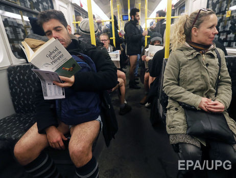 Участники всемирного флешмоба проехались в метро без штанов. Фоторепортаж