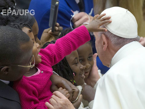 Папа римский отказывается пользоваться бронированным автомобилем