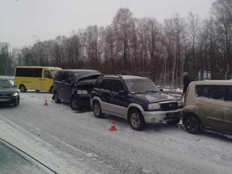На трассе Киев &ndash; Чоп из-за непогоды столкнулись 14 авто