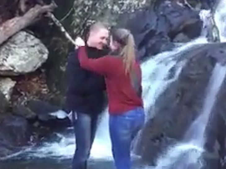 Парень уронил кольцо в воду, делая своей девушке предложение у водопада. Видео