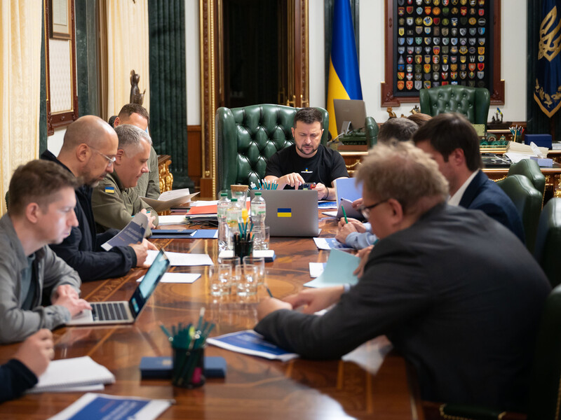 Зеленский на совещании с Кабмином и ОПУ обсудил тактику защиты интересов Украины после отмены Еврокомиссией эмбарго на импорт украинского зерна