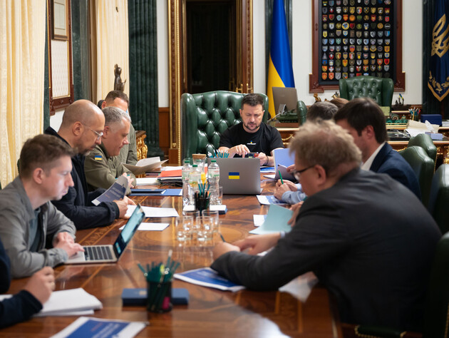 Зеленский на совещании с Кабмином и ОПУ обсудил тактику защиты интересов Украины после отмены Еврокомиссией эмбарго на импорт украинского зерна
