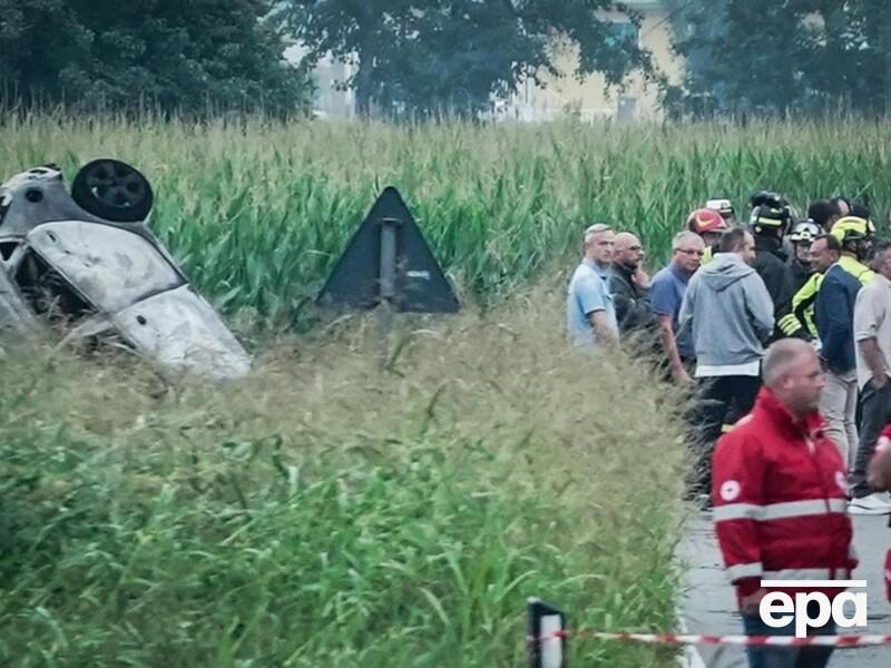 В Италии самолет ВВС упал на трассу. Погибла пятилетняя девочка, которая была пассажиром автомобиля