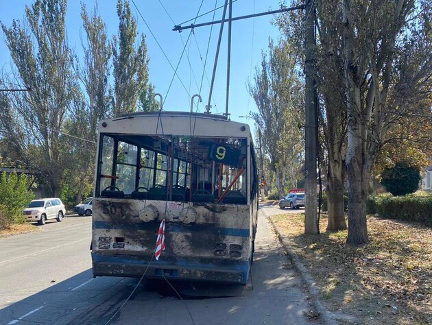 Окупанти обстріляли тролейбус у Херсоні. Загинув поліцейський, ще двох людей поранено