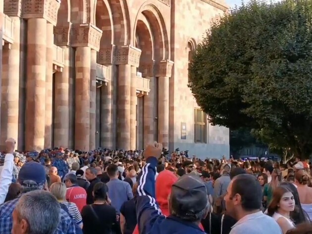 В Ереване люди вышли на митинг с требованием отставки премьера Армении. Видео