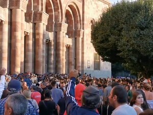 В Ереване люди вышли на митинг с требованием отставки премьера Армении. Видео