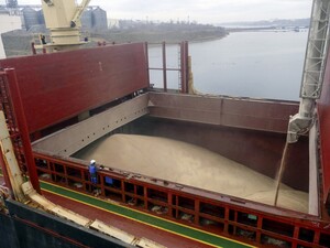 Мировые цены на пшеницу стали снижаться после выхода первого судна с зерном из Украины – Bloomberg