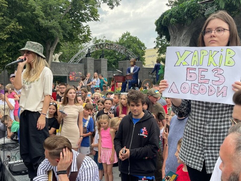 Лина Костенко передала книгу с автографом харьковчанке, которая летом вышла на одиночный пикет против концерта певицы Loboda в Харькове. Фото 
