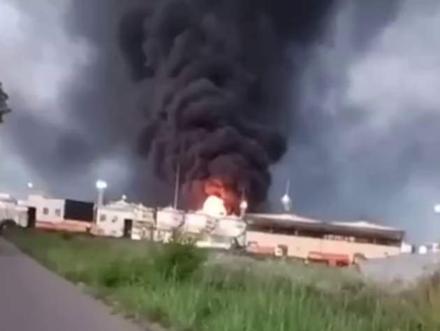 В Сочи рядом с аэропортом взорвался резервуар с топливом. По одной из версий, это был удар дроном. Видео