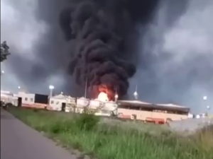 В Сочи рядом с аэропортом взорвался резервуар с топливом. По одной из версий, это был удар дроном. Видео