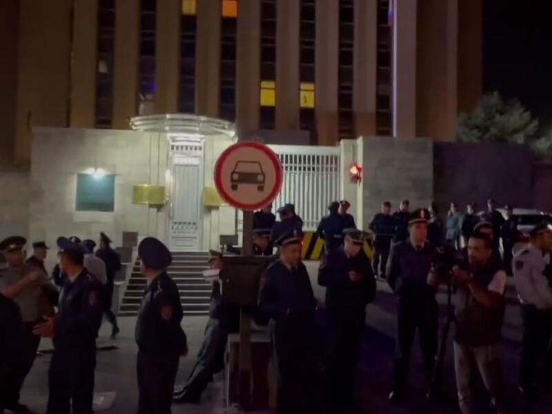 "Путин – х...йло", "Россия – враг и оккупант". У посольства РФ в Ереване проходит массовая акция протеста