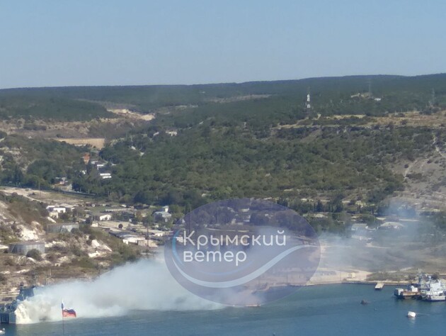 В Крыму прогремели взрывы, сообщают о пролете ракет и ударе по воинской части. Оккупанты перекрыли Крымский мост. Фото, видео