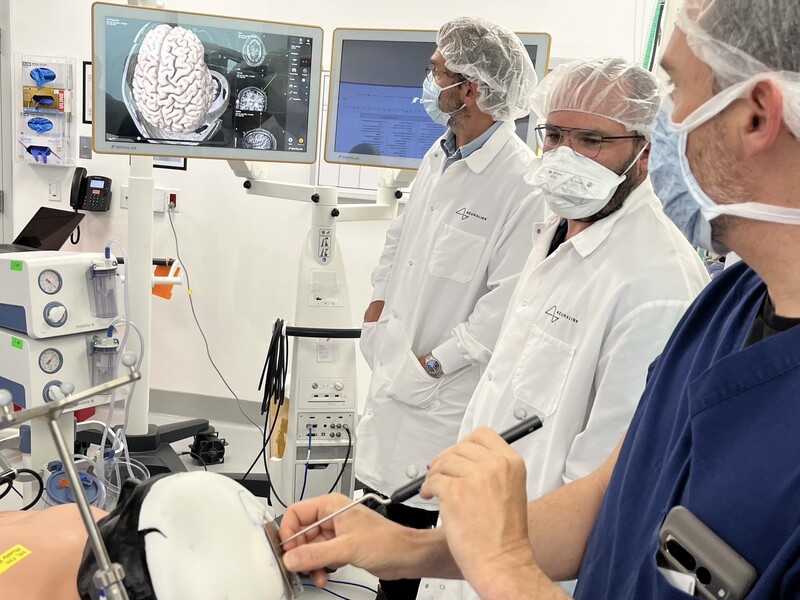 Компанія Маска Neuralink набирає добровольців для першого випробування чипів, вживлених у людський мозок