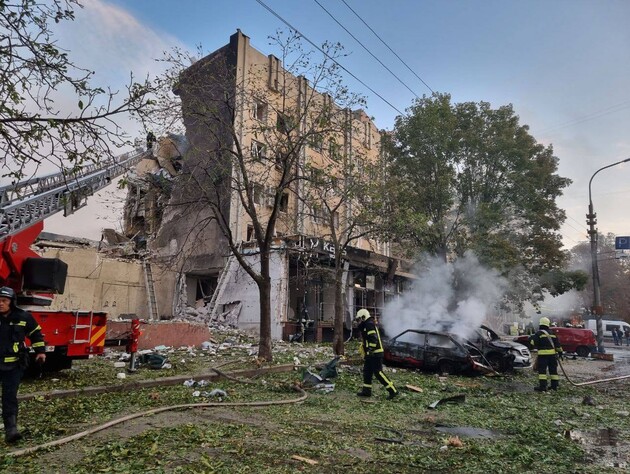 Росія вдарила по Черкасах, зруйновано готель у центрі. Є постраждалі, під завалами залишаються люди – ОВА. Відео