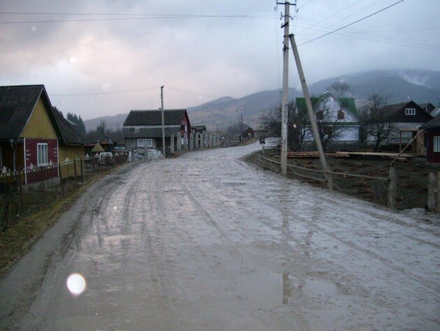 В селе Черная Тиса Закарпатской области жители требуют сделать ремонт дороги 