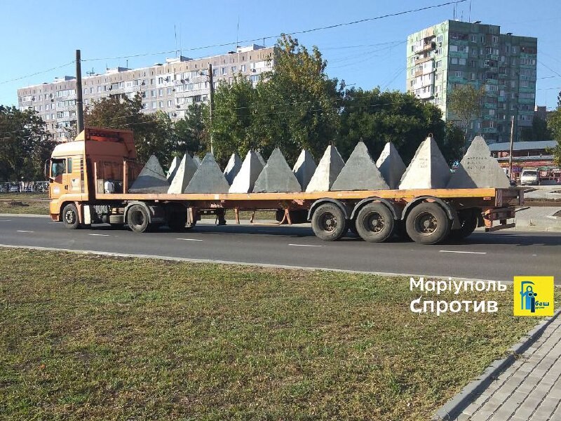Оккупанты везут новые "зубы дракона" в сторону Крыма. Ранее ВСУ сообщали о прорыве первой линии обороны РФ на юге