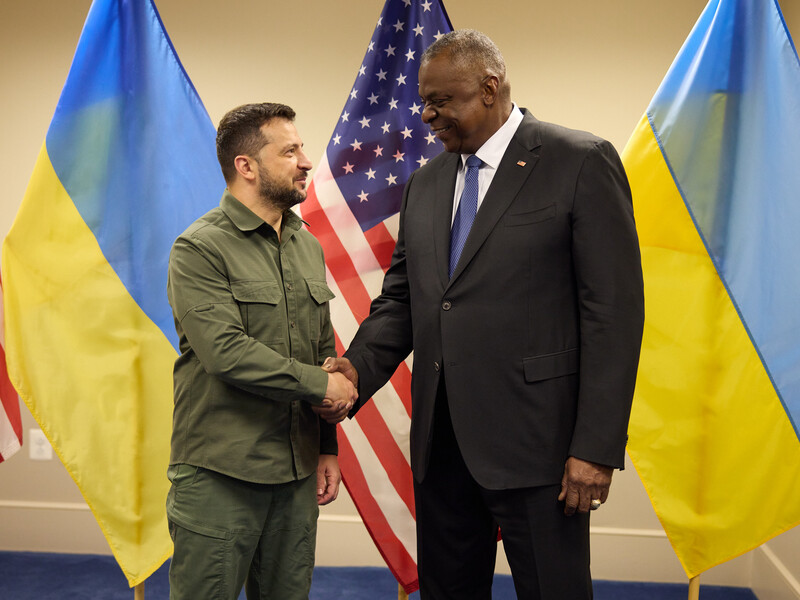 Зеленский обсудил с главой Пентагона поставки артсистем и средств дальнего поражения для Украины