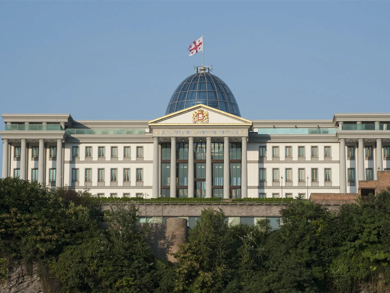Партия Меркель вместо Бундестага показала в агитации дворец президента Грузии. СМИ пишут, что виноват искусственный интеллект