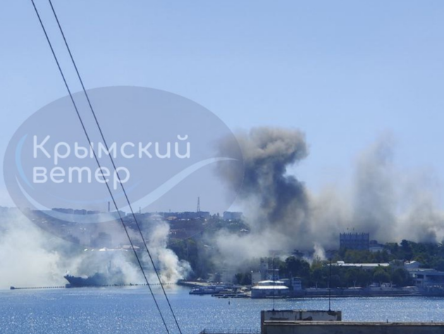 По штабу Чорноморського флоту РФ у Севастополі завдали ракетного удару, у місті потужні вибухи. Фото, відео